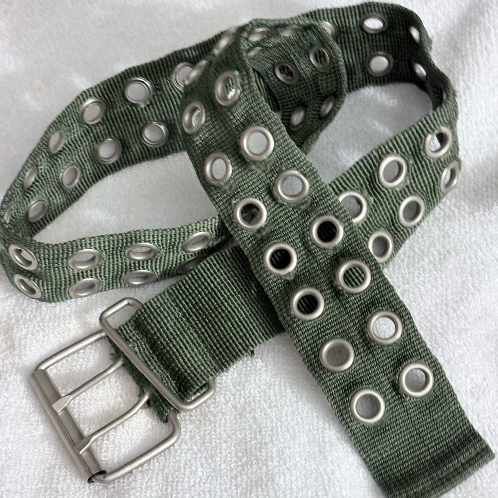 WOMENS BELT 37 INCHES LONG GREEN SEE PICS FOR DETAILS SILVER COLOR HARDWARE